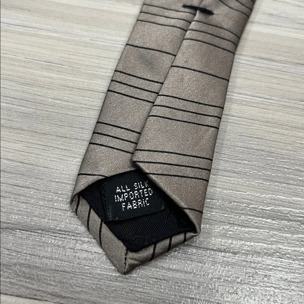 Kenneth Cole New York Men’s Classic Tan Black Striped Tie 100% Silk Office Wear
